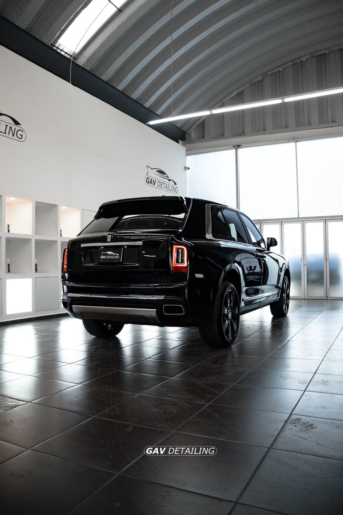 Rolls-Royce Cullinan vista trasera detallado por GAV Detailing