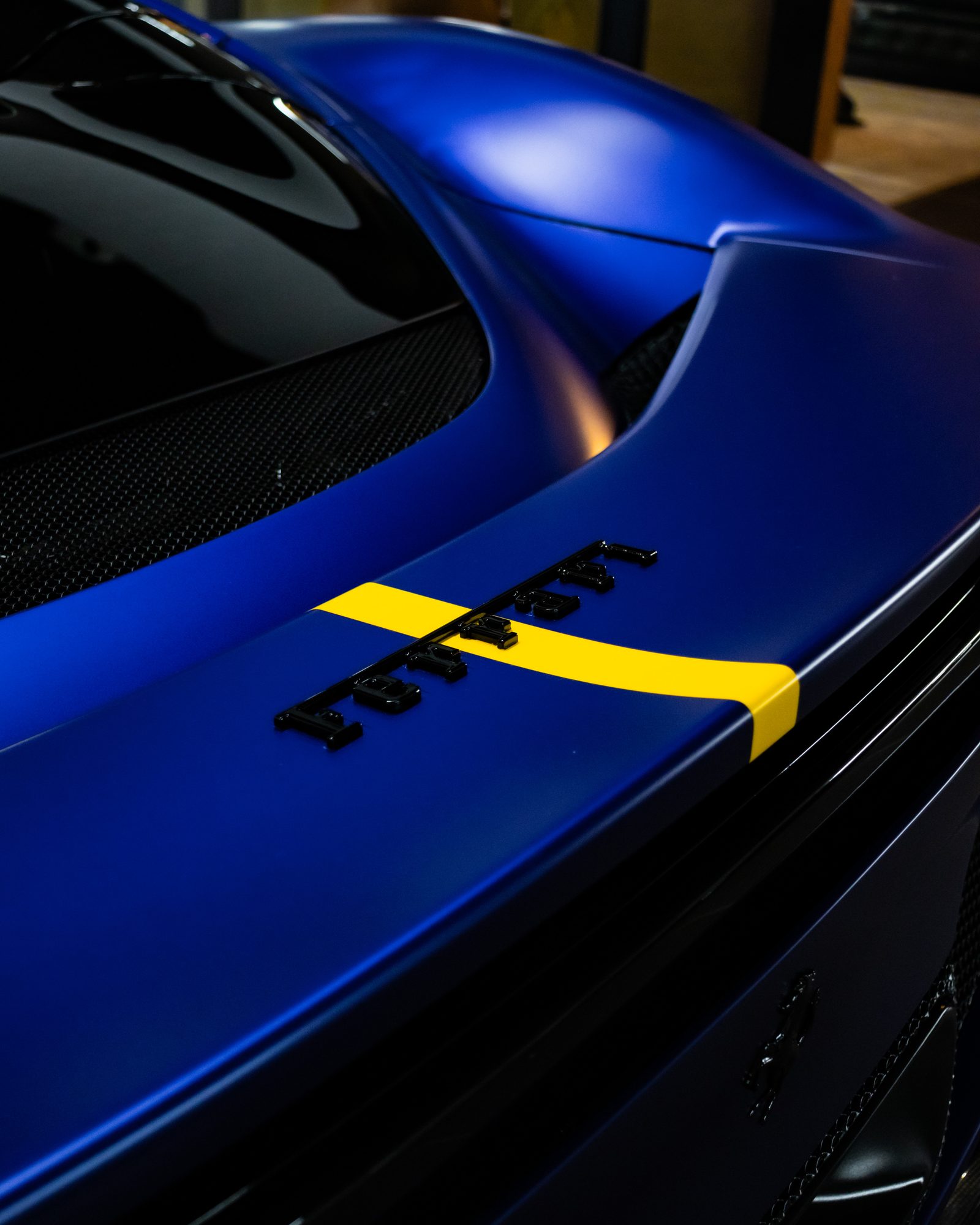 Detalle del cofre de un Ferrari 296 tras el detallado de GAV Detailing